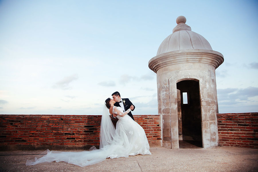 bride and groom kissing in Old San Juan